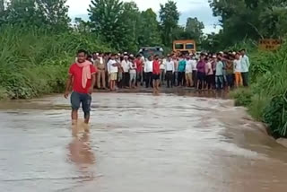 bijnor : car flowing in flood