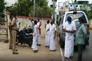 Congress party members protest in Mayiladuthurai