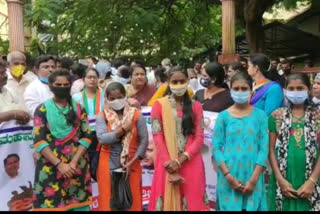 Congress leader Nagaraj Gauri handing over smartphone