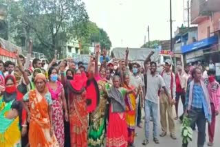 villagers-blocked-road-for-arrest-of-killers-of-satish-singh-in-dhanbad