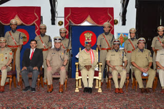 police officers  met governor