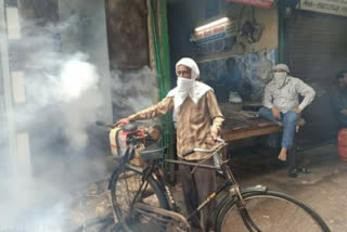 AAP councilor rakesh kumar do fogging campaign at ajmeri gate in delhi