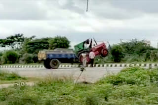 ಡಿವೈಡರ್​ ಮೇಲೆ ಹತ್ತಿದ ಟ್ರ್ಯಾಕ್ಟರ್