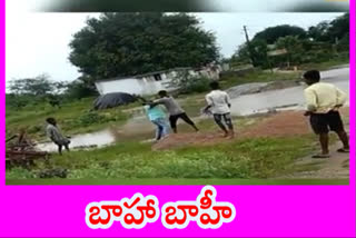 చెరువు వద్ద యువకుడితో సర్పంచ్ భర్త వాగ్వాదం.. పరస్పర దాడి