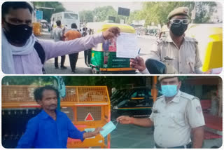 delhi police issuing challan and distributing mask to needy people