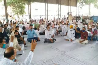 aadhti and farmers-protest-against-agricultural-ordinances-in sirsa