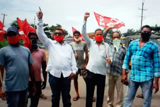 Parvathipuram town committee members protest to repair roads