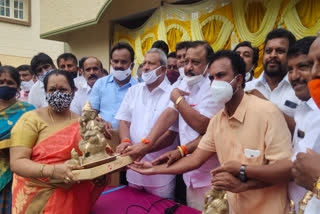Minister Birathi Basavaraj Given Eco-friendly Ganesh Murthy  To womens