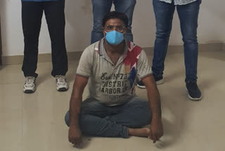 man who threatened to kill by uttering abusive words was caught in Wankaner