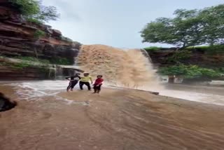 Dev kho waterfall of Shivpuri becomes center of attraction