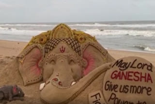 international-sand-artist-sudarshan-pattnaik-ahead-of-ganesh-puja-greet-with-his-wonderful-sand-art-in-puri-beach