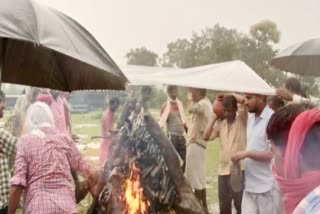 Funeral with the help of tarpaulin