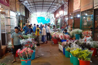 Marigold flower costs more than rose in Ghazipur flower market