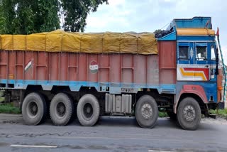 4-trucks-seized-on-charges-of-illegal-coal-supply-in-balrampur