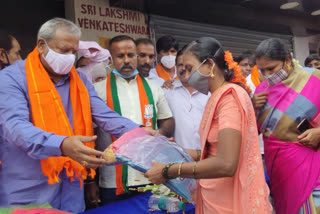 ಮಹಿಳೆಯರಿಗೆ ಬಾಗಿನ ನೀಡಿದ ಬಾಕ್ಸರ್ ನಾಗರಾಜ್