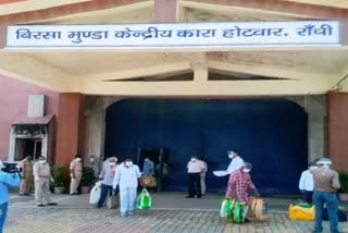 50 prisoners released from Birsa Munda Central Jail ranchi, news of Birsa Munda Central Jail, 79 Convicted prisoners released from Jharkhand, बिरसा मुंडा सेंट्रल जेल रांची से रिहा हुए 49 कैदी, बिरसा मुंडा सेंट्रल जेल की खबरें, झारखंड से रिहा हुए 79 सजायाफ्ता कैदी