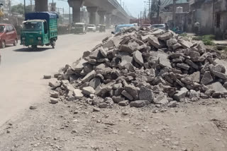 debris on mundka road in delhi