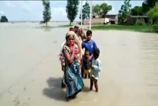 बाढ़ से परेशान ग्रामीण.