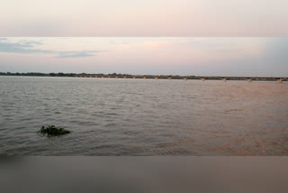 गंगा नदी का बढ़ता जलस्तर.
