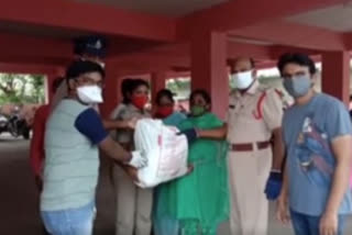 Vijayawada one town police help road side singers family by providing grossaries