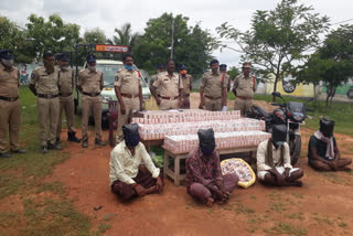 police caught kanataka liquor in kunrool dst