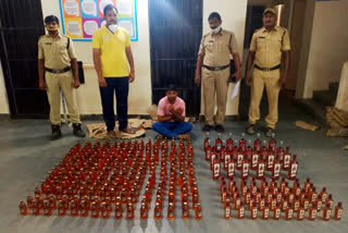 huzurnagar police caught liquor while transporting to andhra pradesh