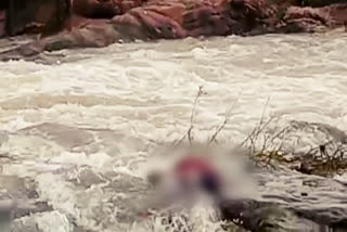 man dead body found in chaibasa, news of chaibasa police, man dead body found in river, चाईबासा में मिला एक शख्स का शव, चाईबासा पुलिस की खबरें, नदी से मिला एक शख्स का शव