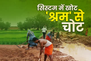 Villagers reconstruct the road in latehar, bad road condition in Latehar, poor road condition in Latehar, Road Construction Scheme in Jharkhand, Road repair through shramdaan in latehar, लातेहार में सड़क की जर्जर स्थिति,  झारखंड में सड़क निर्माण योजना, लातेहार में श्रमदान से सड़क की मरम्मती