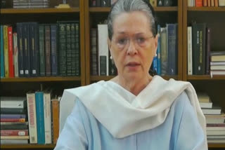 Top Congress leaders write a letter to Sonia Gandhi, demand full-time leadership