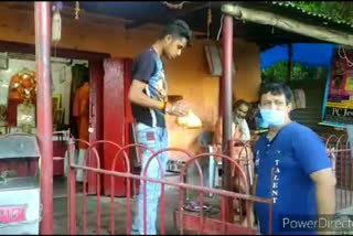 food distribution to needy outside temple in delhi gate