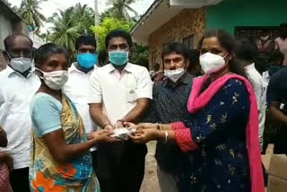 Distribution of food to flood victims in east godavari district