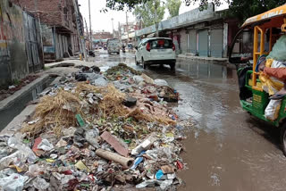 Litter on road of furniture market in Kirari delhi