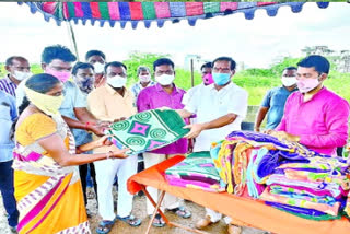 Chief VIP Dasyam Vinay Bhaskar Distributes Bedsheets in greater Warangal