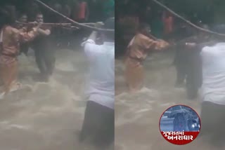 pavagadh-flood-police-rescued