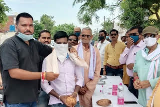 NSUI activists felicitate the Guwalas on cm birthday in bemetara