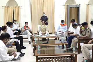 Shivraj Singh Chauhan holds meeting with officials of power distribution company