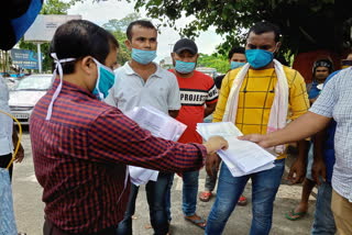 Memorandum was given to deputy commissioners by small vehicle owner at jorhat assam etv bharat news