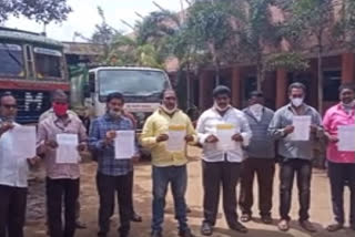 Telugunadu people  dharna in muncipal vehicle depo at krishna dst Vijayawada