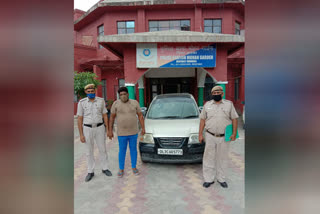 mohan garden police arrested liquor smuggler