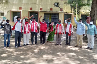 left parties protest at peddapalli district hospital