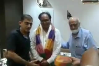 Ashok Bazar Association of Wholecell Readymade Garments of Gandhi Nagar held a meeting with MLA Anil Vajpayee