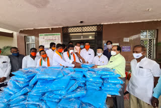 bjp leaders distribute 400 ppe kits