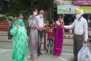 Mahila Mandal distributed masks to the needy in Mandi