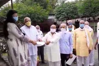 Pensioners submit memorandum to the Chief Minister and Prime Minister on 9-point demands