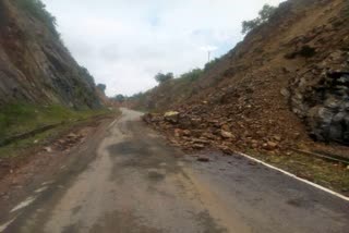 landslide-disrupted-traffic-in-khunti-servo-valley