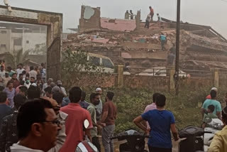 building collapse  building collapses in Raigad  മഹാരാഷ്‌ട്രയില്‍ കെട്ടിടം തകര്‍ന്ന് വീണു  റായ്‌ഗഡ്