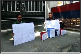 DODA: TWO YOUTH STAGED DHARNA AT DC OFFICE AGAINST UNAVAILABILITY OF WATER