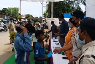 police-distributed-masks-and-sanitizers-to-people-in-mahasamund