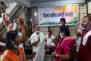 congress-workers-danced-fiercely-between-corona-on-cm-bhupesh-birthday-in-dhamtari