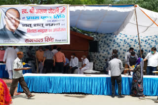 Bhandara organized on the death anniversary of Arun Jaitley